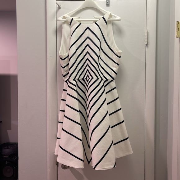 Halston Heritage
Sleeveless Geometric A-Line Dress, Linen White/Black 14 - Picture 3 of 6